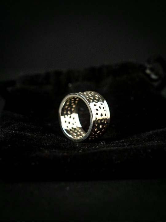 Delicate wedding band stack