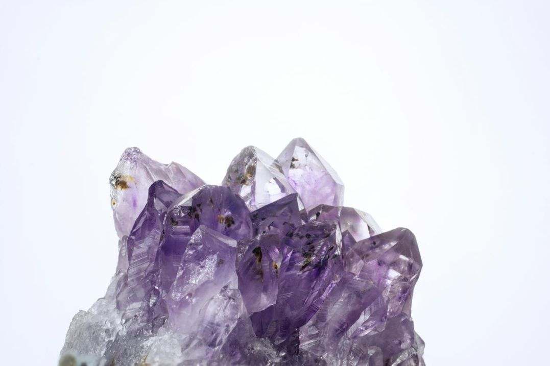 Cut sapphire ring